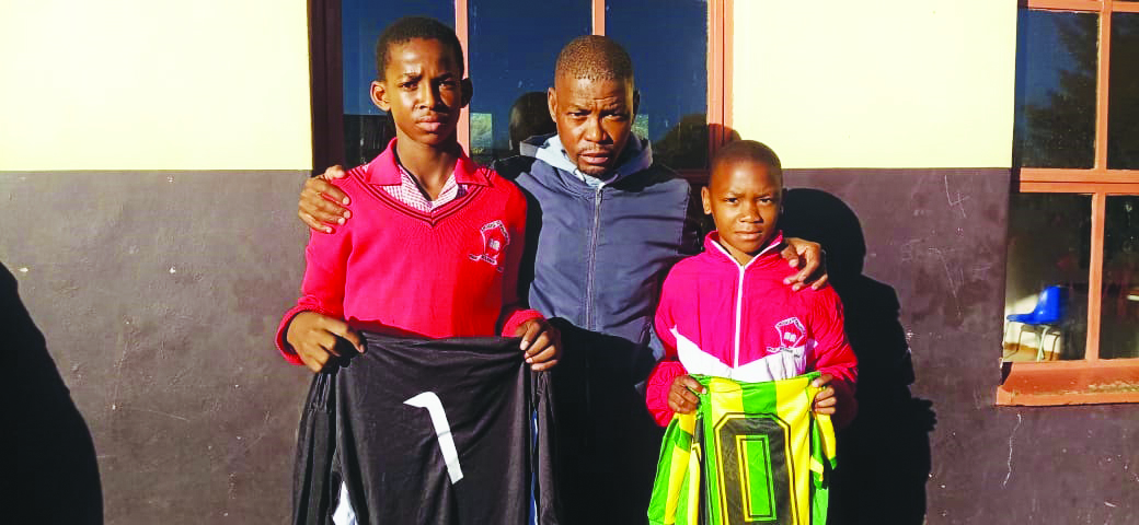 Mothusi Dikwelana a na le dikgantshwane tsa gagwe tse di ileng tsa amogela paka ya go tshameka